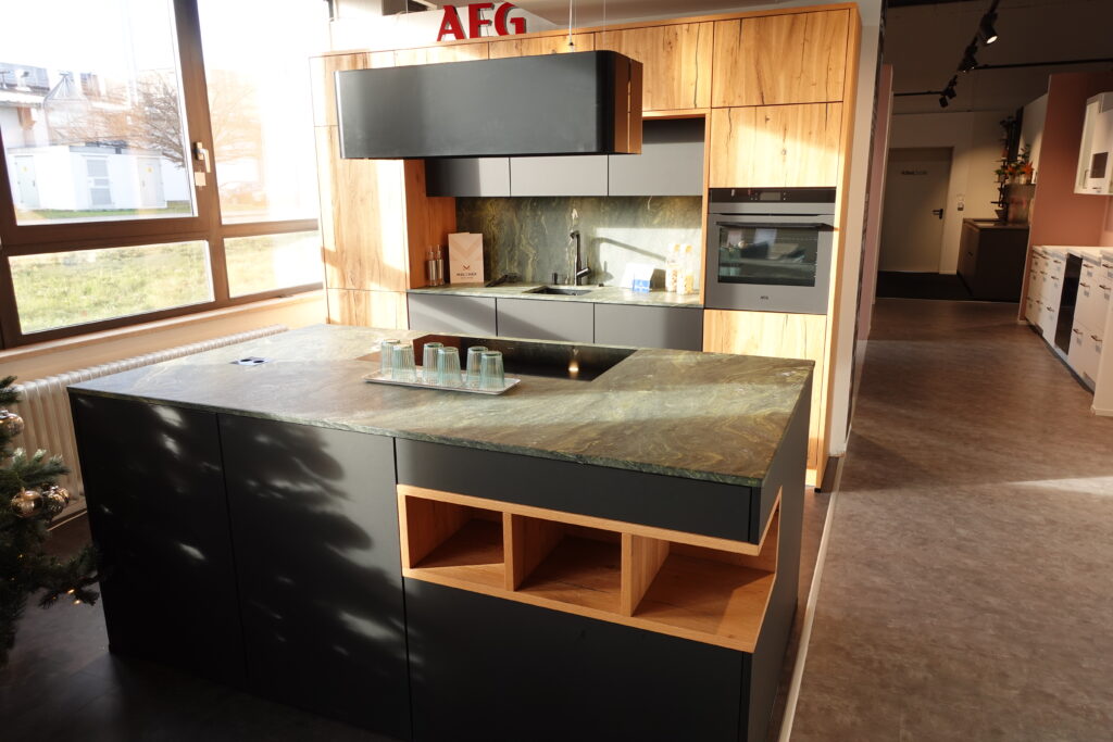 Ausstellungsküche Echtholz und Naturstein